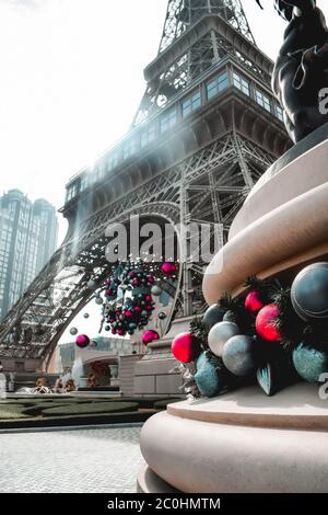 Decorazioni natalizie alla copia della Torre Eiffel al Casinò Parigino di Macao in Cina Foto Stock