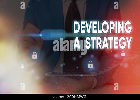 Il testo indica lo sviluppo DI una strategia. Testo della foto di affari che discute le idee per il nuovo obiettivo Marketing Vision Planning Business Foto Stock