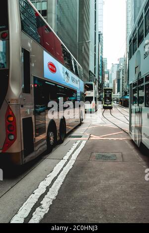 Tram a due piani e autobus per le strade di Hong Kong Foto Stock