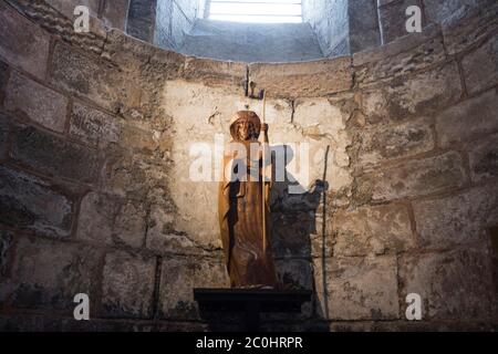 Statua di San Giacomo nella chiesa abbaziale di Sainte Foy nel villaggio antico di Conques su Saint James Way, Aveyron dipartimento, Occitanie, Francia Foto Stock