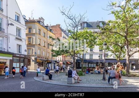 Parigi, Francia - 26 maggio 2020: Dopo il blocco dovuto alla covid-19, ai parigini è consentito di andare fuori a Parigi. Place de la contrescarpe, mouffetard Foto Stock