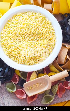Assortimento di pasta e grano su sfondo di legno Foto Stock