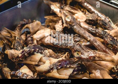 Teste di anatra affumicate e colli venduti per le strade di Hong Kong Cina Foto Stock