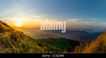 Incredibile alba vista paesaggio da Kerala Palakkayam Thattu Kannur, splendido paesaggio naturale luogo migliore per viaggiare Foto Stock