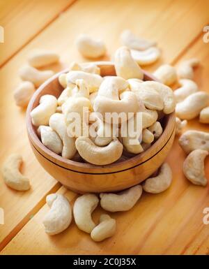 Organici di anacardi con nessuna shell su uno sfondo Foto Stock