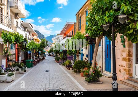 Vicolo panoramico nel tradizionale villaggio balneare di Paleochora, la graziosa località estiva situata a 80 km a sud ovest della città di Chania. Paleochora la Canea Foto Stock