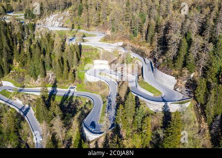 Vista mozzafiato sulla famosa strada tortuosa del passo Maloja nelle alpi del Cantone Graubünden in Svizzera Foto Stock