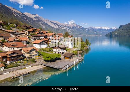 Idilliaco villaggio Oberried vicino al lago alpino Brienz a Berna, in Svizzera, in una giornata di sole Foto Stock