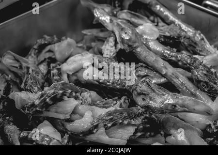 Teste di anatra affumicate e spina dorsale venduti per le strade di Hong Kong Cina Foto Stock