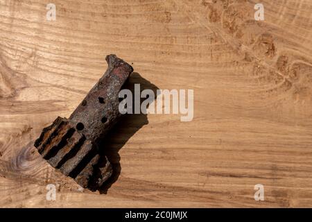 Splinter di una miniera del periodo della seconda guerra mondiale. Miniera di Malta arrugginita della seconda guerra mondiale Foto Stock