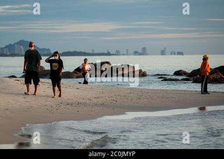 HUA HIN, THAILANDIA: Spiaggia di Hua Hin all'alba in Thailandia il 28 maggio 2020. Il governo tailandese ha ulteriormente attenuato le restrizioni imposte per fermare la diffusione del coronavirus COVID-19. Foto Stock