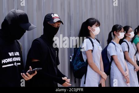 Hong Kong, CINA. 12 giugno 2020. Il protettore maschile si è rivestito in costume nero, insieme con le studentesse di HEUNG ALLA SCUOLA MEDIA, una 'scuola di sinistra' tradizionalmente pro-Pechino si trova fuori dalla facoltà come gesto di protesta durante una manifestazione per protestare contro l'interferenza del Dipartimento dell'Educazione della HKSAR sulla LIBERTÀ DI APPRENDIMENTO.June-12, 2020 Hong Kong.ZUMA/Liau Chung-ren Credit: Liau Chung-ren/ZUMA Wire/Alamy Live News Foto Stock