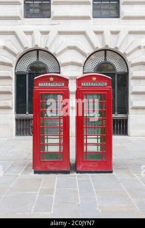 Cabine telefoniche rosse, Londra, Inghilterra Foto Stock