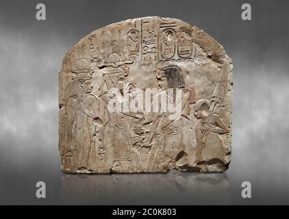Antica stele egiziana raffigurante Sethy i adorando Amenhotep i e Nefertari, calcare, nuovo Regno, XIX dinastia, (1279-1213 a.C.), Deir el-Medina, Egy Foto Stock