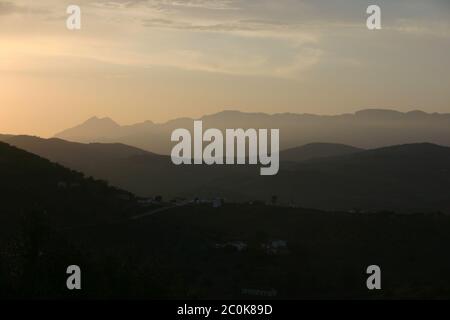 splendido tramonto a strati di oro e marrone nella campagna spagnola Foto Stock