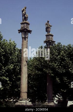 COLUMNAS DE HERCULES PROCEDENTES DE UN TEMPLO ROMANO REMATADAS POR LAS ESCULTURAS DE HERCULES Y JULIO CESAR HECHAS POR DIEGO PESQUERA. AUTORE: PESQUERA DIEGO / DIEGO DE PESQUERA. Posizione: ESTERNO. Siviglia. Siviglia. SPAGNA. ERCOLE. JULIO CESAR EMPERADOR. Foto Stock