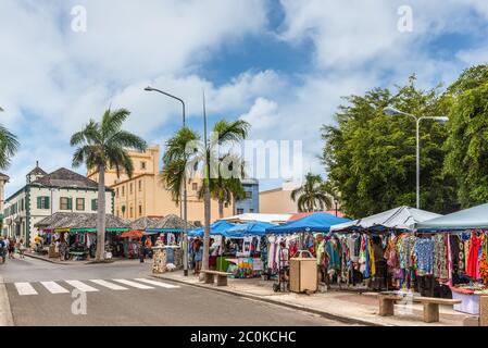 Philipsburg, St. Maarten - 1 maggio 2019: Mercati delle strade che vendono abbigliamento tradizionale Caraibico a Philipsburg, St. Maarten, Caraibi olandesi. Foto Stock