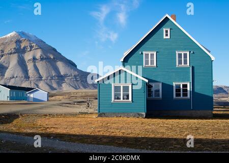 Norvegia, Spitsbergen, NY-Ålesund, 12 settembre 2018: Edificio blu che è la stazione di ricerca tedesca chiamata 'Koldewey' Foto Stock