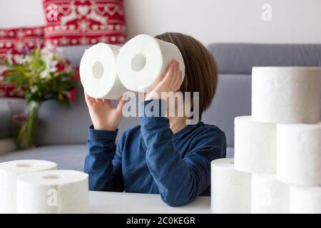 Bambino, giocando con carta igienica a casa Foto Stock