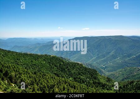 Vista dal Mont Aigoual a Cévennes Gardoises. Sito patrimonio dell'umanità dell'UNESCO. Parco Nazionale delle Cévennes. Gard . Occitanie. Francia Foto Stock