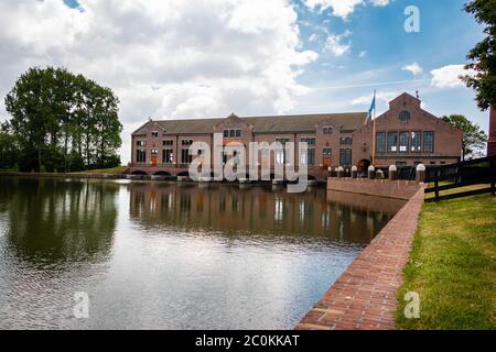 Lemmer, provincia Friesland Paesi Bassi 05-20-2020, immagine della stazione di pompaggio di Wouda sulla Ijsselmeer, la più grande stazione di pompaggio a vapore Foto Stock