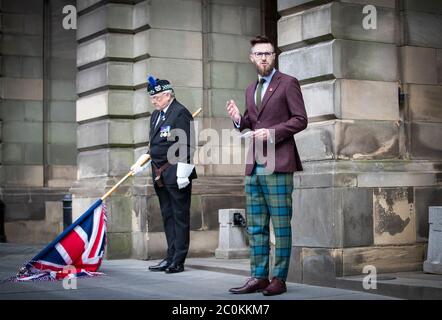 Jack Low, nipote del defunto Jack Low che servì con la 51esima divisione Highland della regina della compagnia Cameron durante la seconda guerra mondiale, Legge una poesia fuori dalle Camere della Citta' di Edimburgo durante la commemorazione di St Valery per ricordare le migliaia di scozzesi che furono uccisi o catturati durante 'il Dunkerque dimenticato' 80 anni fa. Foto Stock