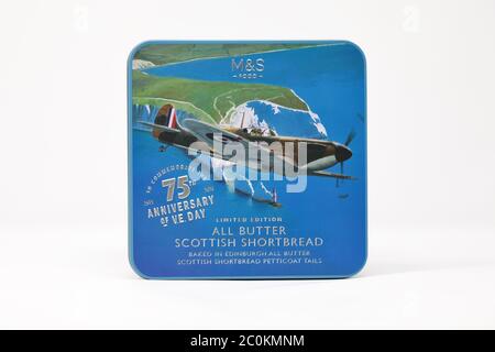 La confezione di biscotti commemorativa in edizione limitata di Marks & Spencer in occasione del 75° anniversario del VE Day Foto Stock