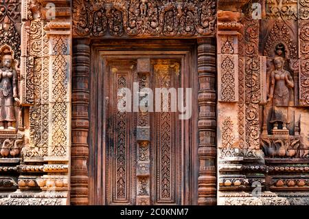 Bella pietra cieca porta a Banteay Srei Foto Stock