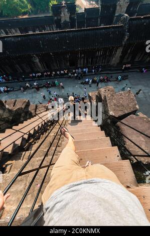 Persona scendendo le scale Foto Stock