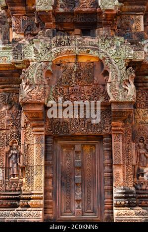 Bella pietra cieca porta a Banteay Srei Foto Stock