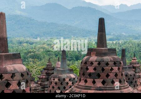 Gli stupa sulla sommità di Borobudur Foto Stock