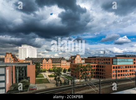 Berlino, Germania. 16 Set 2017. 16.09.2017, Berlino, vista sui terreni del Berlin Charité a Humboldthafen con alcuni edifici classici, edifici moderni e il letto alto con cielo nuvoloso. La Charité (francese per amore della schiena, misericordia, o karitas) è il più antico ospedale di Berlino e con oltre 3000 posti letto una delle più grandi cliniche universitarie d'Europa. | utilizzo in tutto il mondo credito: dpa/Alamy Live News Foto Stock