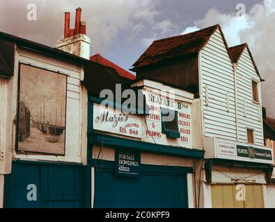 Negozi di fronte al mare in vendita nel 1970 a St Leonards on Sea, East Sussex, Regno Unito Foto Stock