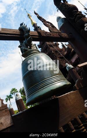 Grande campana al tempio di legno in Mandalay Foto Stock