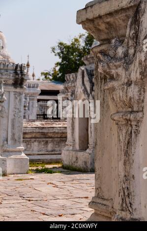 Fila di piccoli edifici nella Pagoda Kuthodaw Myanmar. Foto Stock