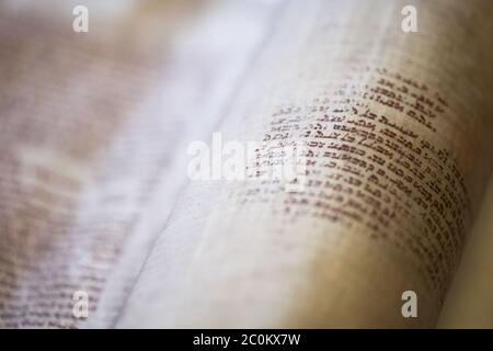 LVIV, UCRAINA - 3 aprile 2020: Old torah scroll book dettaglio primo piano. Torah popolo ebraico. Profondità di campo poco profonda Foto Stock