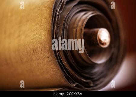 LVIV, UCRAINA - 3 aprile 2020: Old torah scroll book dettaglio primo piano. Torah popolo ebraico. Profondità di campo poco profonda Foto Stock