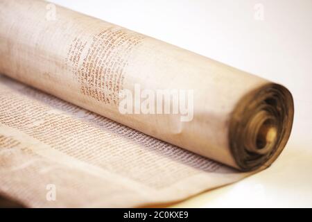 LVIV, UCRAINA - 3 aprile 2020: Old torah scroll book dettaglio primo piano. Torah popolo ebraico. La Torah - i primi cinque libri delle Scritture ebraiche Foto Stock