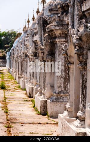 Fila di piccoli edifici nella Pagoda Kuthodaw Myanmar. Foto Stock