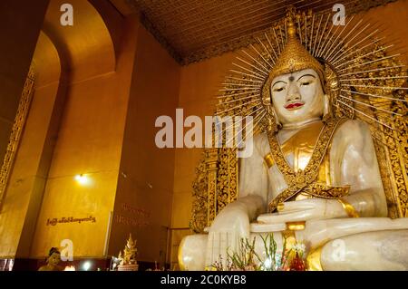 Oro bianco marmo seduta di Buddha nel tempio Foto Stock