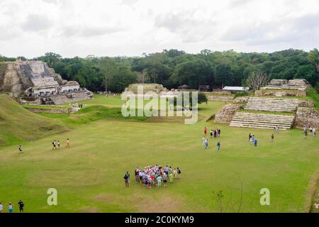 Altun ha, le rovine di un'antica città maya nella giungla del Belize, tra cui il Tempio degli altari in muratura Foto Stock