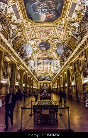 Grande galleria di dipinti al museo del Louvre di Parigi Foto Stock