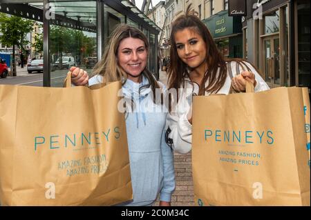 Cork, Irlanda. 12 giugno 2020. Penneys vestiti Negozi in tutto il paese con accesso via riaperto questa mattina. Con i loro acquisti di jeans e top sono Sophie Howard da Ballyvolane e Kinga Nalewa da Douglas. Credit: Notizie dal vivo di AG/Alamy Foto Stock