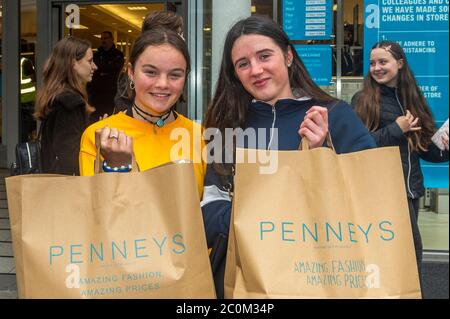 Cork, Irlanda. 12 giugno 2020. Penneys vestiti Negozi in tutto il paese con accesso via riaperto questa mattina. Con i loro acquisti di asciugamani e shorts sono stati raffigurati Erin Goulding e Zoe Doyle da Douglas. Credit: Notizie dal vivo di AG/Alamy Foto Stock