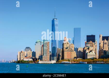 New York, nello Stato di New York, Stati Uniti d'America. Manhattan visto da New York Bay. L'alto edificio è un centro mondiale del commercio, noto anche come 1 W Foto Stock