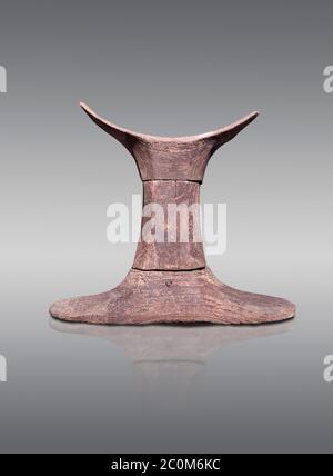 Antico poggiatesta egiziano per dormire, tipo 1 . Museo Egizio, Torino. Sfondo grigio i poggiatesta antichi egizi furono usati per sollevare la testa W. Foto Stock