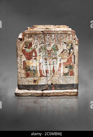 Antica scatola di shabti egiziani, legno, periodo intermedio, dinastia 21-22 (1076-746 a.C.), Tebe, Museo Egizio, Torino. Sfondo grigio. Piano 1 ROO Foto Stock