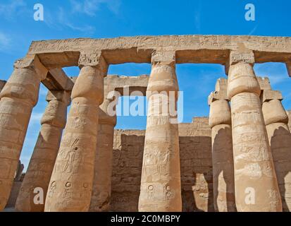 Sculture geroglipiche su colonne presso l'antico tempio egiziano Luxor Foto Stock