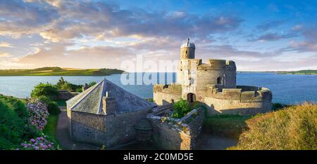 St Mawes Castel difensivo costiero Tudor fortezze (1540) costruita per il re Enrico VIII, Colchester, Inghilterra Foto Stock