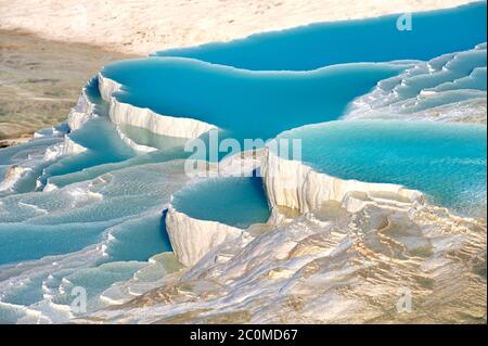 Pamukkale, che significa 'castello di cotone' in turco, acque naturali travertino acque termali di Denizli, Turchia. Foto Stock